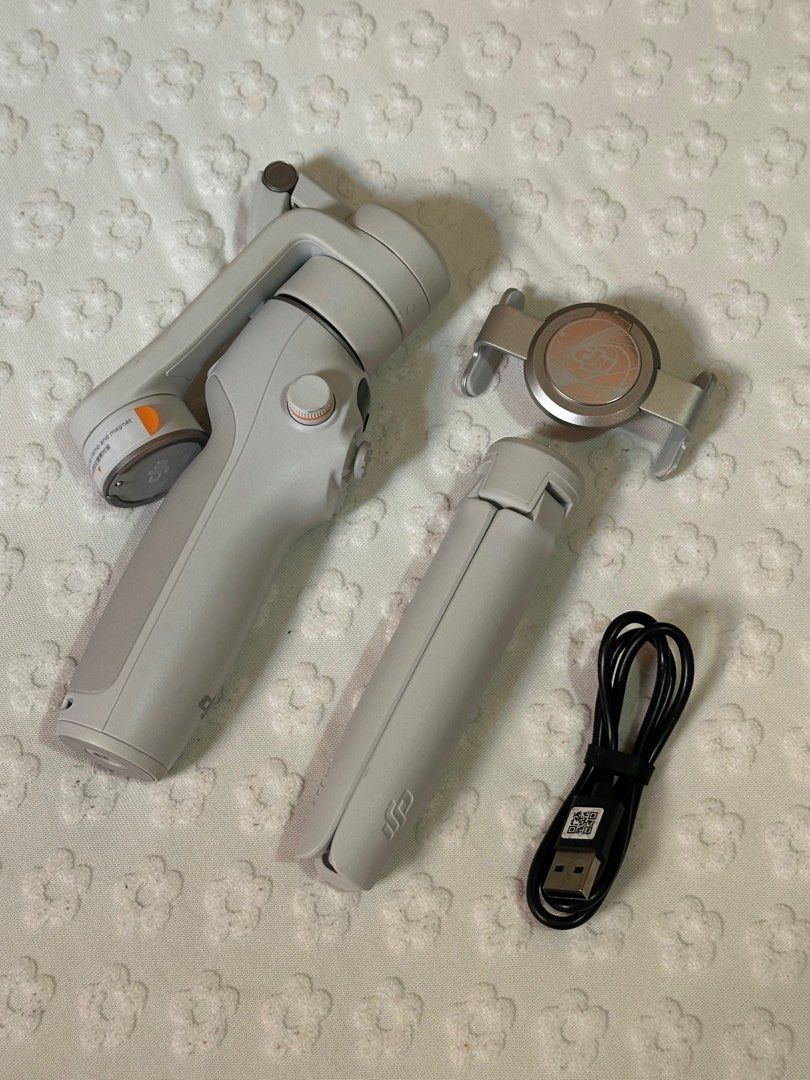 Osmo Mobile 6 (Category: Gimbals & Stabilizers ) located in Manila. Submitted by markbay22974216 (Listing ID 1372962777, Image 3). Description: Good as new one time lang nagamit sa boracay pwedeng pwede sa maselan.. tamad tamad mag edit nang mga video and pictures :) .. pm lang sa gusto for lf. Salamat..