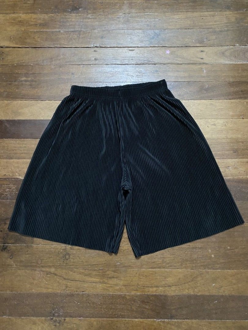 pleats shorts (Category: Shorts) located in Iloilo. Submitted by random_staff (Listing ID 1372965322, Image 1). Description: W 28 to 30 L 20.