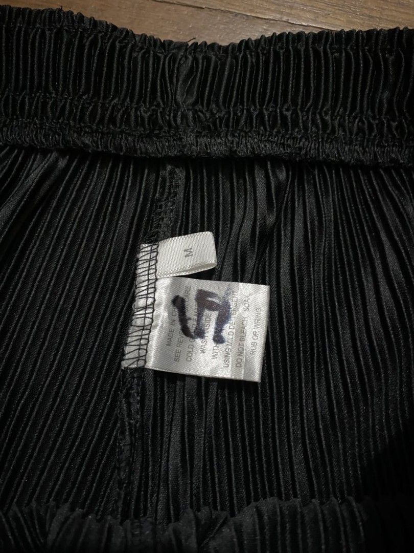 pleats shorts (Category: Shorts) located in Iloilo. Submitted by random_staff (Listing ID 1372965322, Image 3). Description: W 28 to 30 L 20.