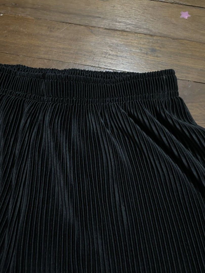 pleats shorts (Category: Shorts) located in Iloilo. Submitted by random_staff (Listing ID 1372965322, Image 2). Description: W 28 to 30 L 20.