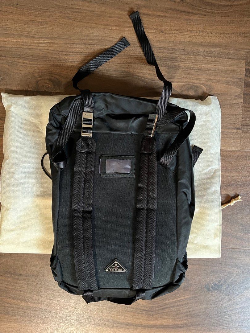 Prada Backpack （分類：手袋及銀包）位於 Hong Kong。 由 dingnam 提交（商品編號 1372952229，圖片 2）。簡介： Authentic Prada, bought from Canada Only used a few times. 執屋斷捨離。