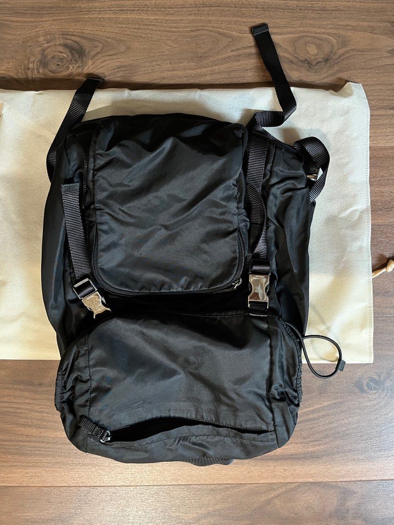 Prada Backpack （分類：手袋及銀包）位於 Hong Kong。 由 dingnam 提交（商品編號 1372952229，圖片 1）。簡介： Authentic Prada, bought from Canada Only used a few times. 執屋斷捨離。
