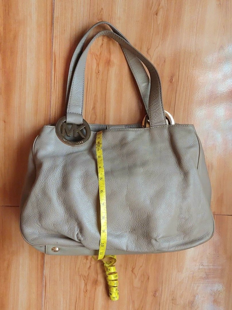 Preloved MK Fulton shoulder bag (Category: Luxury Bags & Wallets) located in Davao. Submitted by wengbagstuff (Listing ID 1372874665, Image 3). Description: ✅️ with signs of usage ✅️ pebbled leather material ✅️ large size.