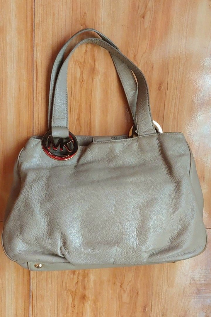 Preloved MK Fulton shoulder bag (Category: Luxury Bags & Wallets) located in Davao. Submitted by wengbagstuff (Listing ID 1372874665, Image 2). Description: ✅️ with signs of usage ✅️ pebbled leather material ✅️ large size.