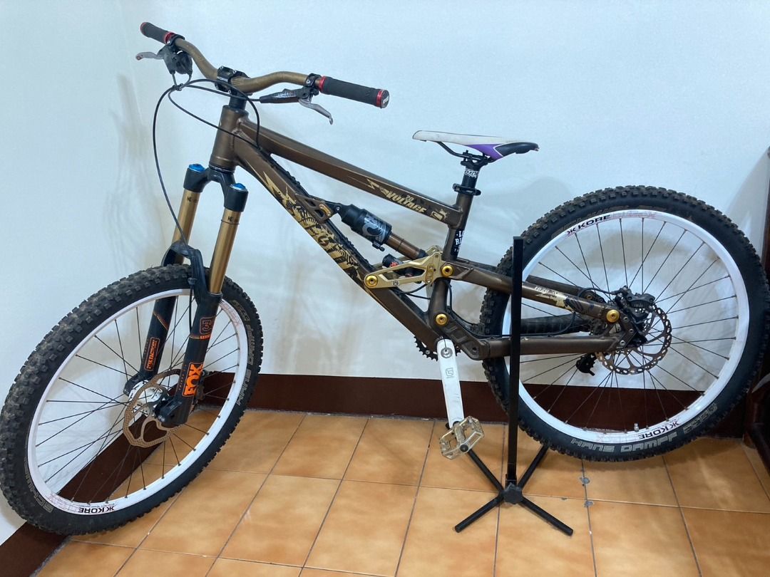 由 linuslyu (刊登 ID 1372909815，圖片 1) 提交，位於 新北市 (New Taipei) 的 SCOTT Voltage Fr20 下坡車 全地形車 前後避震 DH AM enduro (類別：單車)，說明：SCOTT Voltage F20，26”輪徑設定（套件後移+10mm可上27.5輪組)，台灣代理商購買，幾乎沒什麼傷痕車輛避震作動良好，適合預算不高要練習飛跳及下坡技巧的玩家，此車車架可替換套件行程由140mm-180mm可調，下叉長度替換套件可調整-10mm/0/+10mm，由4X玩到FR操控靈活風格多變，車型耐看不退流行。 隨車附車架行程套件和下叉長度+10mm套件，是一輛適合練習技巧耐操的好車。 整車車架零件幾乎無傷 價錢可商量 最重要的是有沒有喜歡~ 如有興趣或要拆賣請詳談 物件體積過大 建議面交購買 整車 : 35000 車架：SCOTT Voltage F20 S號 頭碗：CCDB 40 前叉：FOX Float 36 180 FIT4 避震：