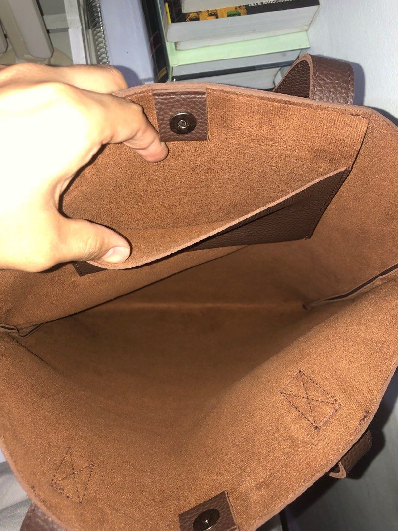 Straightforward Tote Bag (Category: Laptop Bags & Sleeves) located in Quezon City. Submitted by bentahansa_garahe (Listing ID 1372971127, Image 2). Description: Brandnew Straightforward Bag Gift ito sakin pero naitambak lang. Rfs: Declutter/ never nagamit Price:350.