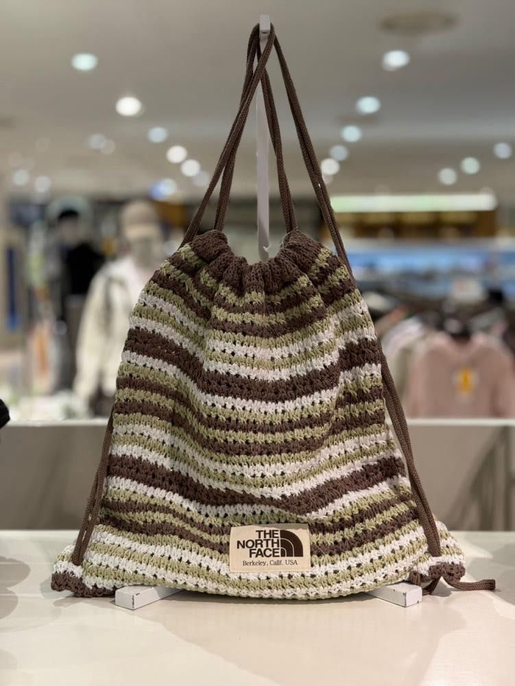 The North Face W Crochet gym sack, 名牌, 手袋及銀包- Carousell