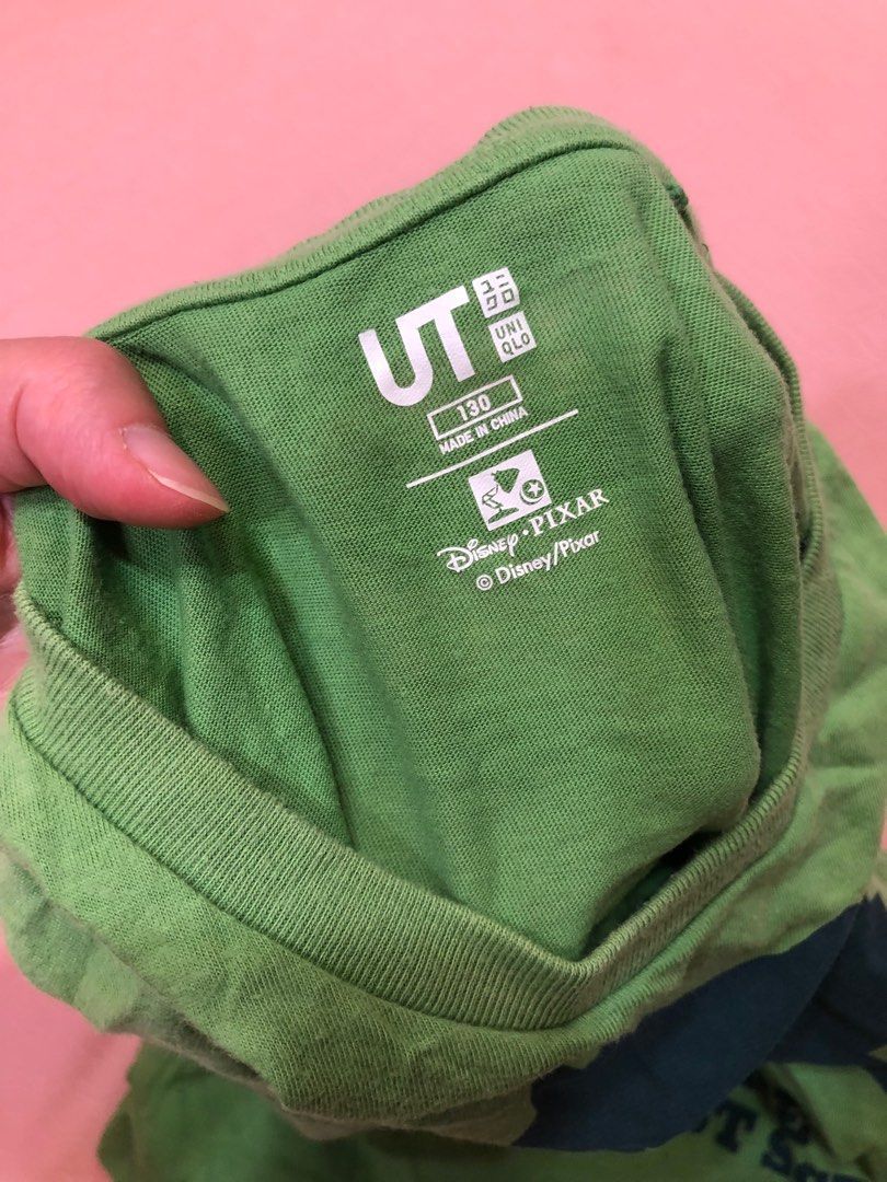 由 zoe5858 (刊登 ID 1372974696，圖片 2) 提交，位於 桃園市 (Taoyuan) 的 Uniqlo 男童綠上衣 (類別：嬰兒及兒童流行時尚)，說明：二手，有棉洗感，實品顏色較接近圖2，衣物顏色依實品為主。稍有小污（圖3）介意者勿下單 適穿身高約130公分 單純出清家中小物，二手商品售出無退。