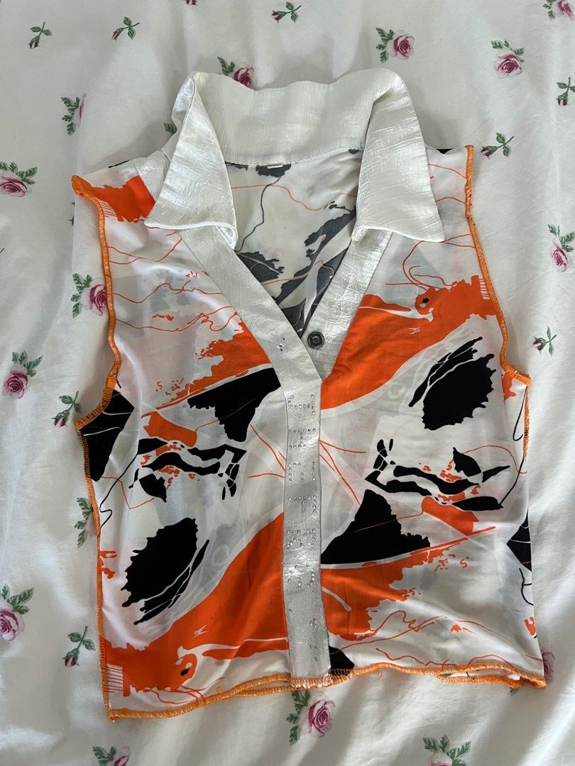 y2k vintage crop top (Category: Sleeveless) located in Singapore. Submitted by brethren12 (Listing ID 1372908637, Image 1). Description: s-m, stretchy (really good material). bought from a tele store a long time ago, super unique and flattering but just don’t reach out for it anymore :/ looks sheer but isn’t really when worn chat for inquiries or meetup.