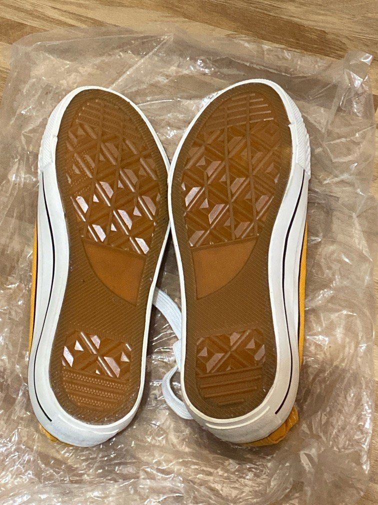 Yellow sneaker (converse type) (Category: Sneakers) located in Quezon City. Submitted by d.declutter (Listing ID 1372983655, Image 3). Description: Not my size.