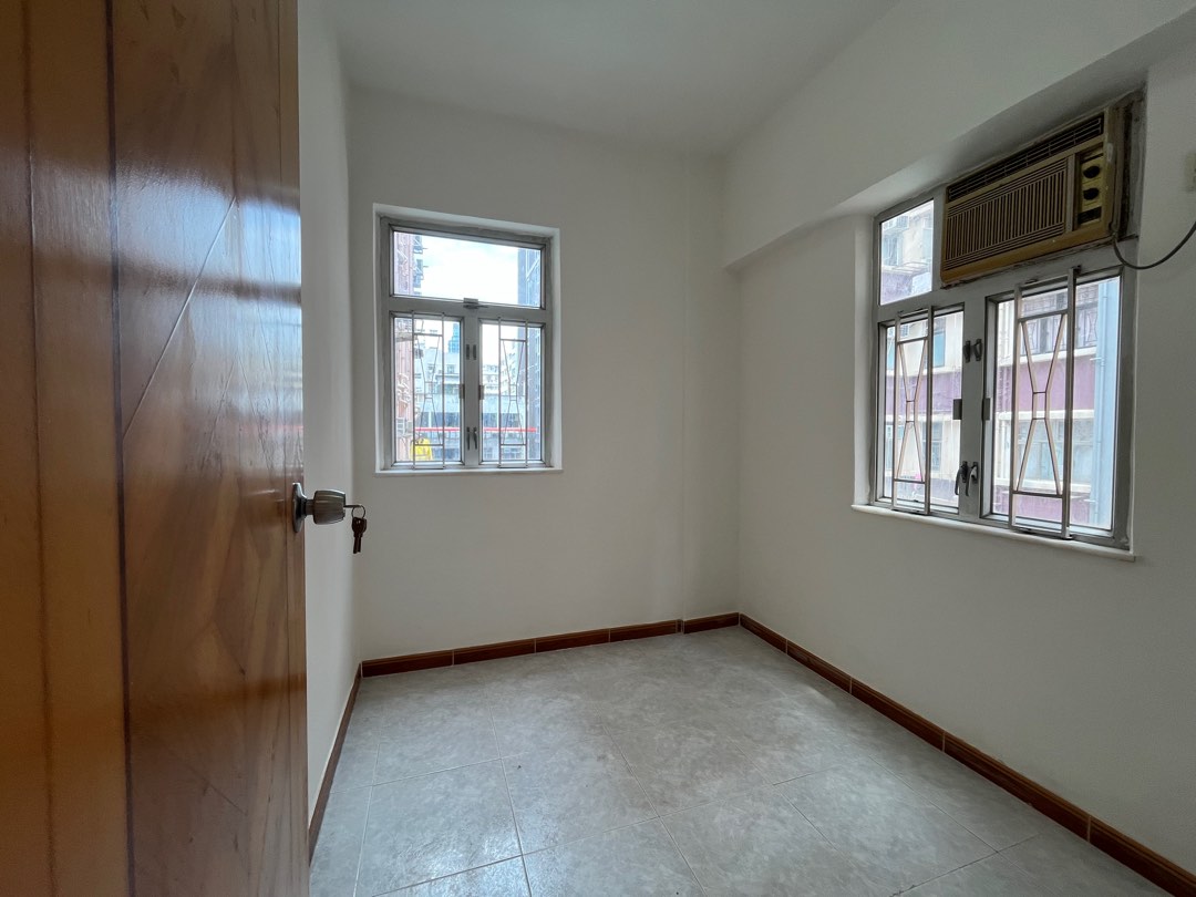 Large two-bedroom, 330 sq ft, 18 Yuen Chow Street63439047014785112