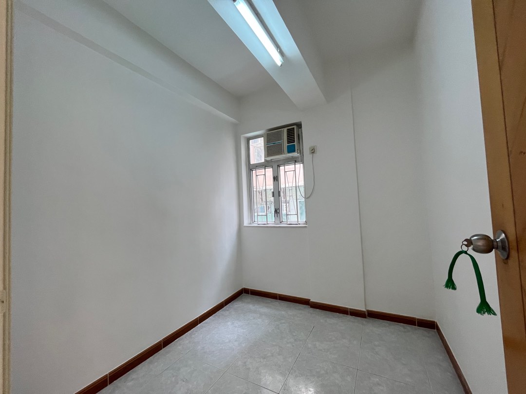 Large two-bedroom, 330 sq ft, 18 Yuen Chow Street63439047014785113