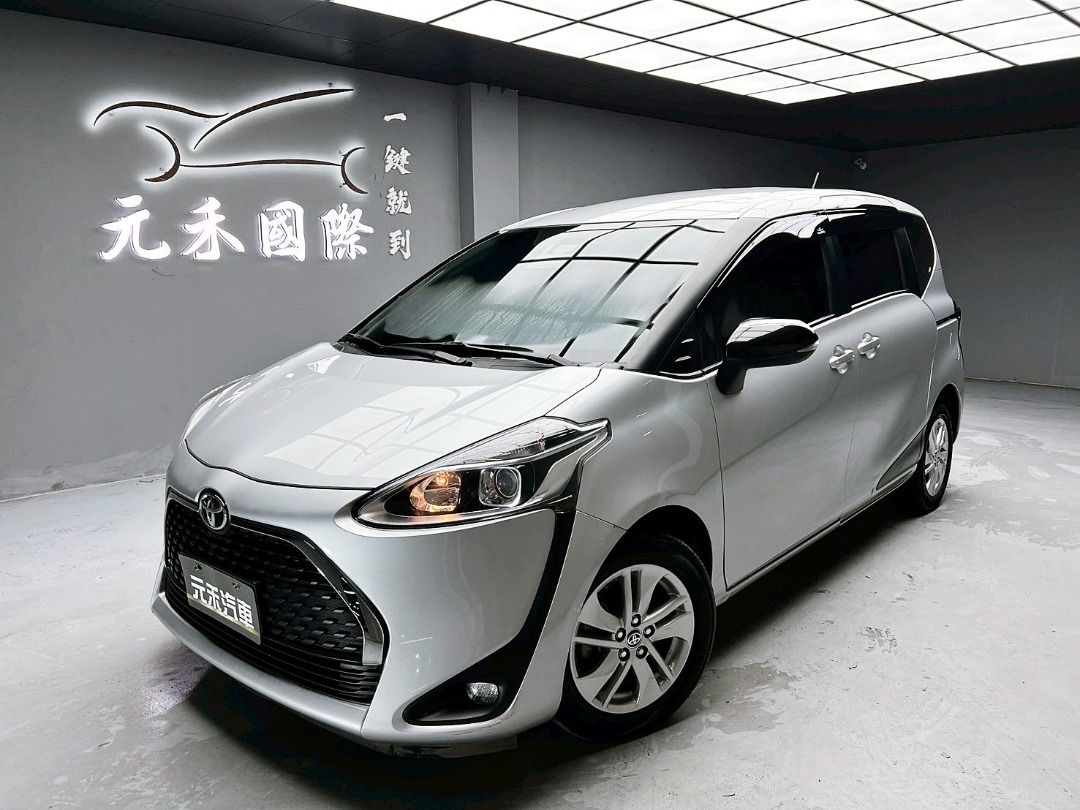 由 abc900616 (刊登 ID 1373113170，圖片 1) 提交，位於 新北市 (New Taipei) 的 2022 Toyota Sienta 5人座豪華版 1.8 汽油 騎士銀 (類別：汽車出售)，說明：🚗2022 Toyota Sienta 5人座豪華版 1.8 汽油 騎士銀 ⚠️來買車找阿吉 專業出擊⚠️ ✅里程保證：70000公里 ✨找阿吉甜甜價：45.8萬（新車售價74萬） ☎️24H服務：0980-528-993 記得找阿吉！（同Line） ❗️截圖來店找阿吉，讓阿吉有個服務的機會❗️ 「找阿吉全館全車系不限年份里程贈188天保固+開立足額發票」 ✨自然進氣/直列四缸、國產跨界休旅車/小改款新進氣壩，稅金省油優勢、雙邊滑門/車道偏移警示、實跑7萬公里保證！ 🔥重點配備：後霧燈、後視鏡方向燈、LED日行燈/尾燈、方向盤快控鍵、恆溫空調、後座分離倒覆、藍牙通訊、4只揚聲器。 🔥便利配備：免鑰匙啟動車門鎖、蜂鳴式倒車輔助、光感應自動頭燈、電動窗防夾、電動折疊後
