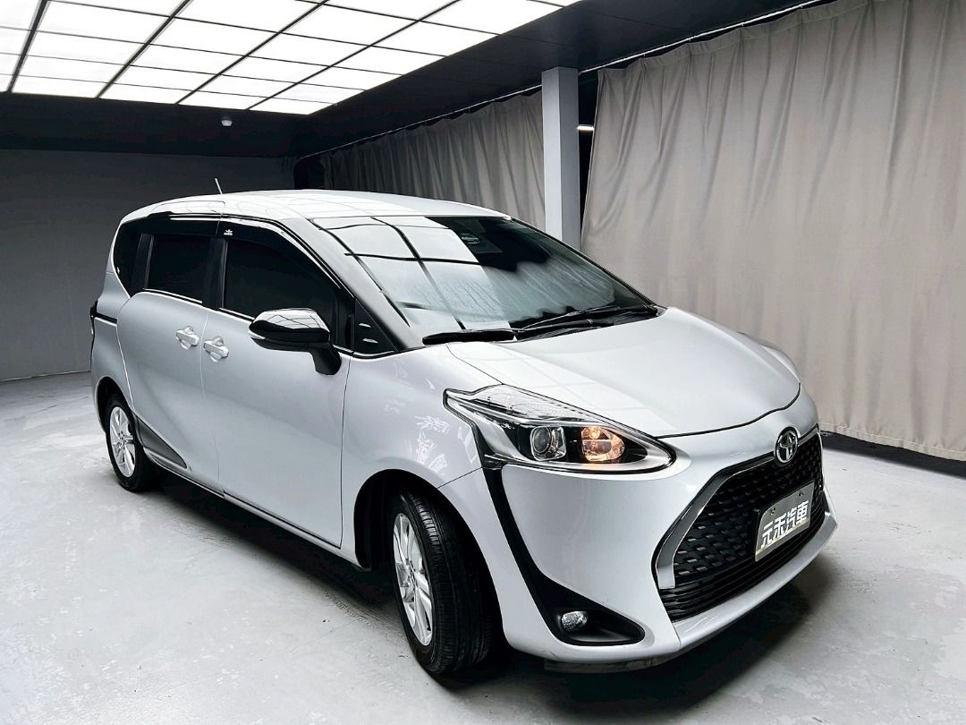 由 abc900616 (刊登 ID 1373113170，圖片 2) 提交，位於 新北市 (New Taipei) 的 2022 Toyota Sienta 5人座豪華版 1.8 汽油 騎士銀 (類別：汽車出售)，說明：🚗2022 Toyota Sienta 5人座豪華版 1.8 汽油 騎士銀 ⚠️來買車找阿吉 專業出擊⚠️ ✅里程保證：70000公里 ✨找阿吉甜甜價：45.8萬（新車售價74萬） ☎️24H服務：0980-528-993 記得找阿吉！（同Line） ❗️截圖來店找阿吉，讓阿吉有個服務的機會❗️ 「找阿吉全館全車系不限年份里程贈188天保固+開立足額發票」 ✨自然進氣/直列四缸、國產跨界休旅車/小改款新進氣壩，稅金省油優勢、雙邊滑門/車道偏移警示、實跑7萬公里保證！ 🔥重點配備：後霧燈、後視鏡方向燈、LED日行燈/尾燈、方向盤快控鍵、恆溫空調、後座分離倒覆、藍牙通訊、4只揚聲器。 🔥便利配備：免鑰匙啟動車門鎖、蜂鳴式倒車輔助、光感應自動頭燈、電動窗防夾、電動折疊後