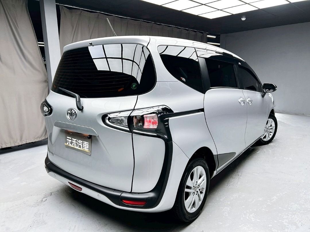 由 abc900616 (刊登 ID 1373113170，圖片 3) 提交，位於 新北市 (New Taipei) 的 2022 Toyota Sienta 5人座豪華版 1.8 汽油 騎士銀 (類別：汽車出售)，說明：🚗2022 Toyota Sienta 5人座豪華版 1.8 汽油 騎士銀 ⚠️來買車找阿吉 專業出擊⚠️ ✅里程保證：70000公里 ✨找阿吉甜甜價：45.8萬（新車售價74萬） ☎️24H服務：0980-528-993 記得找阿吉！（同Line） ❗️截圖來店找阿吉，讓阿吉有個服務的機會❗️ 「找阿吉全館全車系不限年份里程贈188天保固+開立足額發票」 ✨自然進氣/直列四缸、國產跨界休旅車/小改款新進氣壩，稅金省油優勢、雙邊滑門/車道偏移警示、實跑7萬公里保證！ 🔥重點配備：後霧燈、後視鏡方向燈、LED日行燈/尾燈、方向盤快控鍵、恆溫空調、後座分離倒覆、藍牙通訊、4只揚聲器。 🔥便利配備：免鑰匙啟動車門鎖、蜂鳴式倒車輔助、光感應自動頭燈、電動窗防夾、電動折疊後
