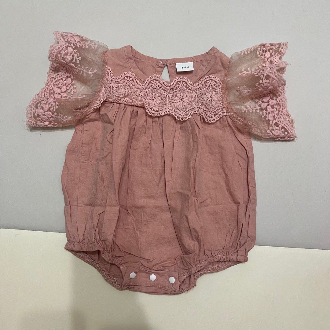 由 edith93082 (刊登 ID 1373220324，圖片 1) 提交，位於 新竹縣 (Hsinchu County) 的 深粉色包屁衣6-9m (類別：嬰兒及兒童流行時尚)，說明：近全新 有洗過 來不及穿。