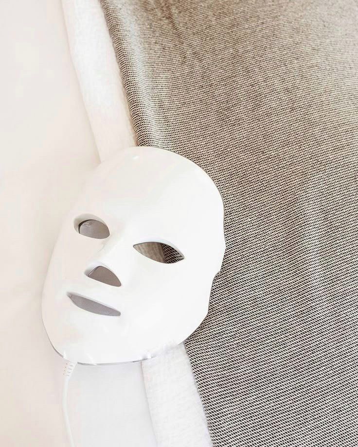 7 in 1 led face mask (Category: Face Care) located in Santa Rosa. Submitted by dannie.warren (Listing ID 1373197657, Image 2). Description: .