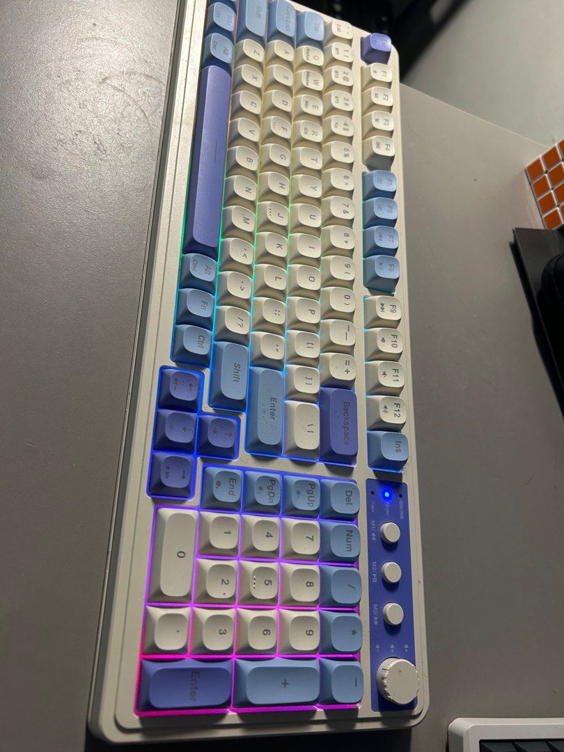 由 mmthcmdxd8 (刊登 ID 1373220943，圖片 2) 提交，位於 台北市 (Taipei) 的 無線鍵盤 (類別：電腦鍵盤及相關產品)，說明：買來根本沒用過 三模鍵盤 但是應該是薄膜鍵盤 台北可以面交。