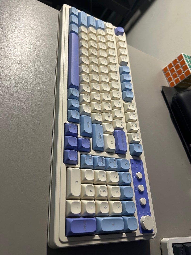 由 mmthcmdxd8 (刊登 ID 1373220943，圖片 1) 提交，位於 台北市 (Taipei) 的 無線鍵盤 (類別：電腦鍵盤及相關產品)，說明：買來根本沒用過 三模鍵盤 但是應該是薄膜鍵盤 台北可以面交。