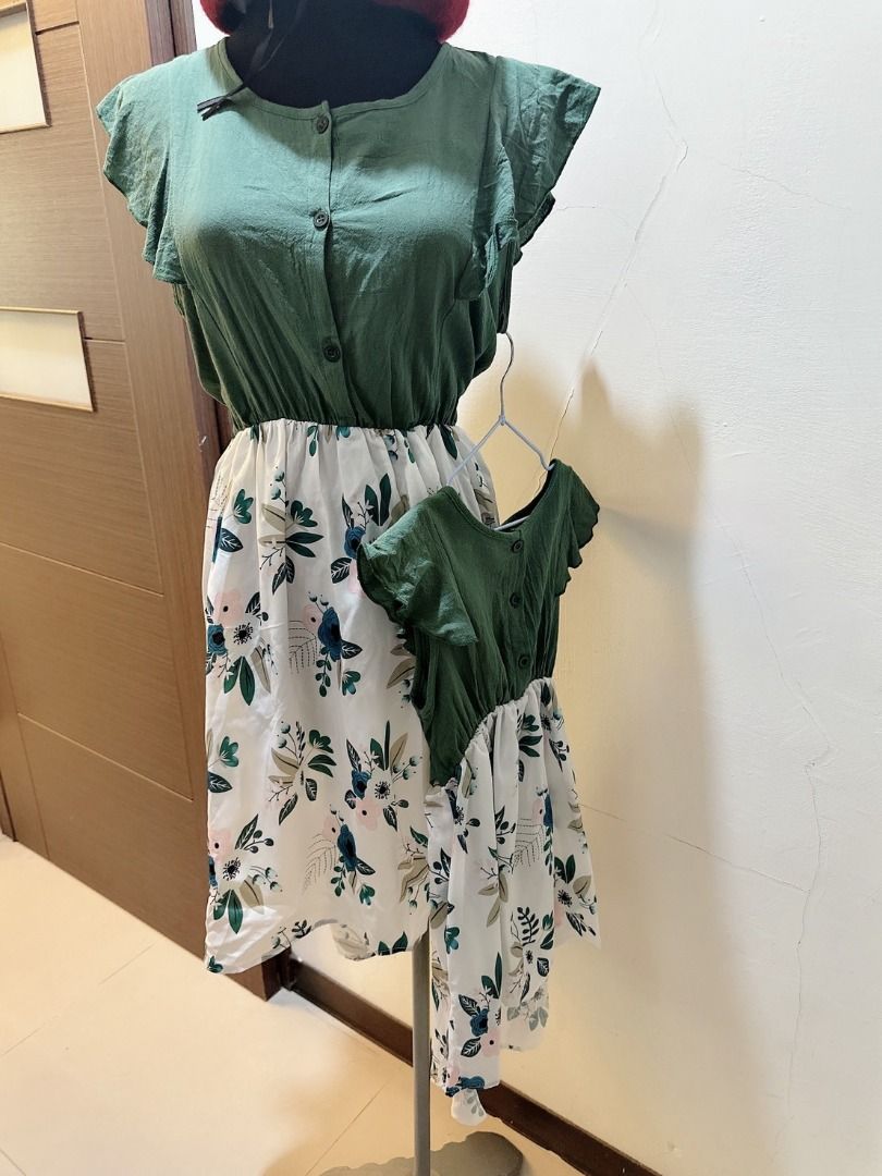 由 jjz861 (刊登 ID 1373164120，圖片 2) 提交，位於 彰化縣 (Changhua) 的 不要錯過和女兒一起可愛的每一個機會❗ ❗親子裝連身裙套裝｜綠色上衣拼接花卉裙擺｜母女裝 夏日親子穿搭 (類別：嬰兒及兒童流行時尚)，說明：全新 清新自然風格的親子連身裙組合🌼，綠色棉感上衣拼接白底花卉印花裙擺🌼，營造溫柔又有氣質的親子穿搭氛圍👩‍❤️‍👨。柔軟親膚面料，穿著舒適不刺癢🌻。無論是日常外出、聚會或拍照都超吸睛，是夏日必備的親子裝首選！💐 ✨ 特色介紹： • 🌿 上半身綠色棉感布料，透氣不悶熱 • 🌸 下擺花卉印花設計，增添甜美氣質 • 👩‍👧 親子款式設計，媽媽與寶貝一同展現親密感 • 🔘 正面排釦設計，方便穿脫，簡單又實穿 • 📸 拍照穿搭感滿分，出遊、節慶都超適合 • ❄️ 媽媽尺寸：L號可穿（衣長124公分、 胸圍一圈93公分 、彈性腰圍還可以綁腰帶） •💕 女孩尺寸：6-7歲（身高約130~140公分）可穿，(衣長74公分、腰圍一圈