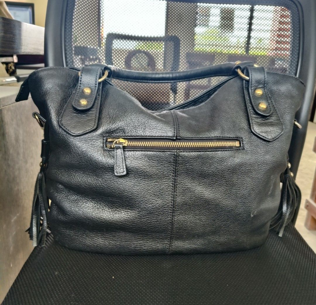 💯 Capacci Large bag (Category: Luxury Bags & Wallets) located in Tacloban City. Submitted by janjham (Listing ID 1373099953, Image 2). Description: Capacci bag color: black size: Large Very spacious Clean inside and outside lightly used gold hardwares Misplace sling cant find it.