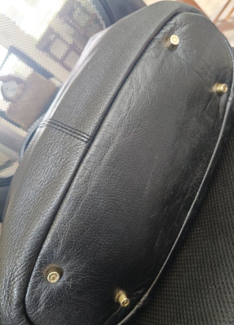 💯 Capacci Large bag (Category: Luxury Bags & Wallets) located in Tacloban City. Submitted by janjham (Listing ID 1373099953, Image 3). Description: Capacci bag color: black size: Large Very spacious Clean inside and outside lightly used gold hardwares Misplace sling cant find it.