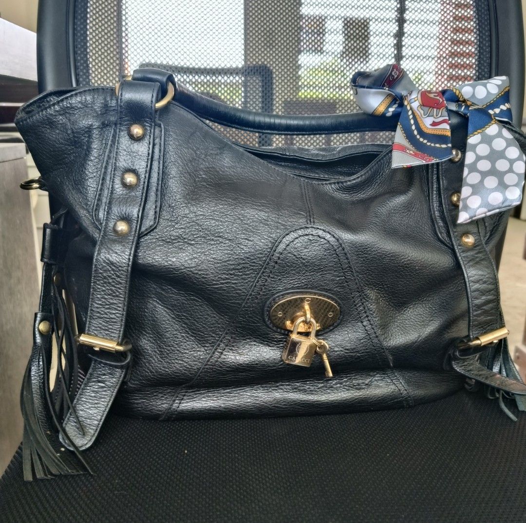 💯 Capacci Large bag (Category: Luxury Bags & Wallets) located in Tacloban City. Submitted by janjham (Listing ID 1373099953, Image 1). Description: Capacci bag color: black size: Large Very spacious Clean inside and outside lightly used gold hardwares Misplace sling cant find it.
