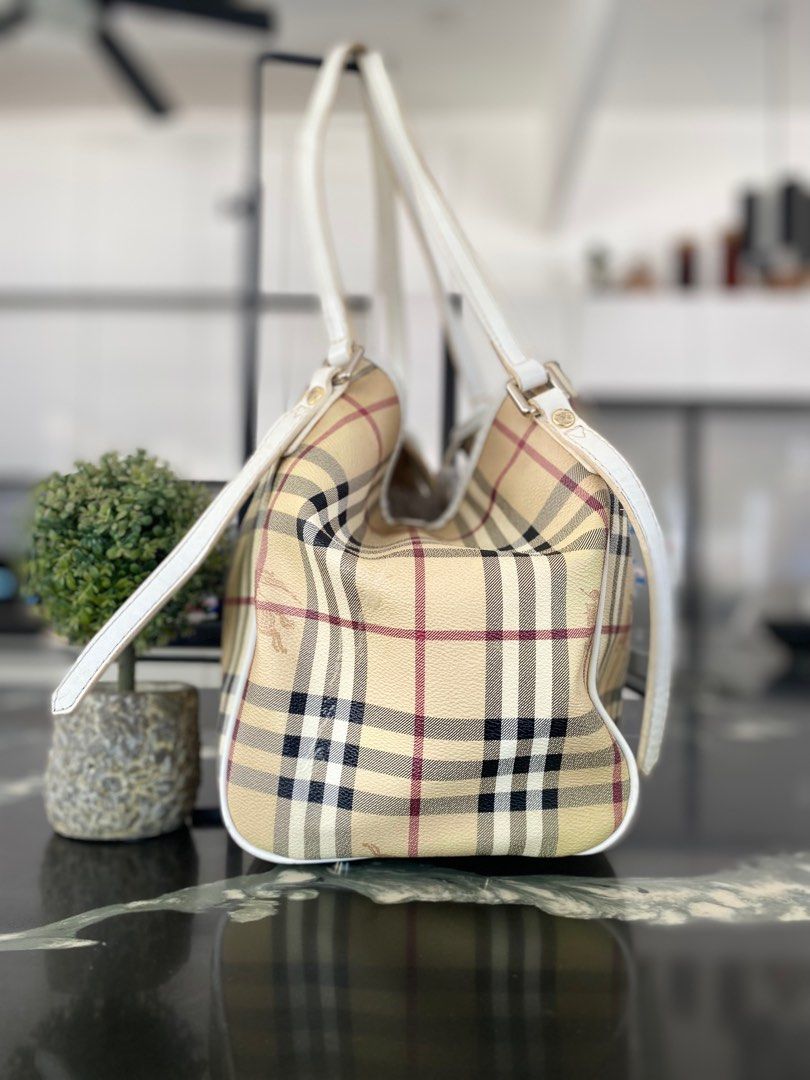 Authentic BURBERRY (Category: Luxury Bags & Wallets) located in Dumanjug. Submitted by avegailbal20275 (Listing ID 1373067142, Image 3). Description: Used authentic BURBERRY BAG still in excellent condition, large size with minor rubs and bubbles Sa gilid nang bag..
