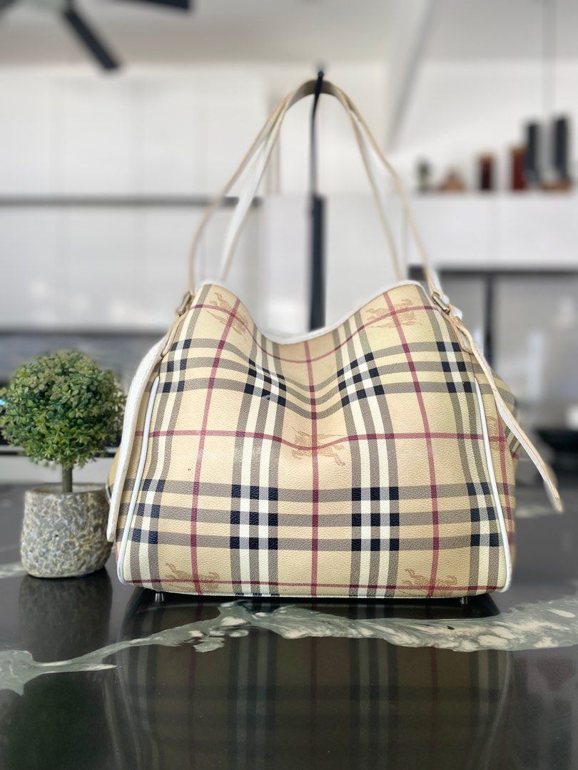 Authentic BURBERRY (Category: Luxury Bags & Wallets) located in Dumanjug. Submitted by avegailbal20275 (Listing ID 1373067142, Image 1). Description: Used authentic BURBERRY BAG still in excellent condition, large size with minor rubs and bubbles Sa gilid nang bag..