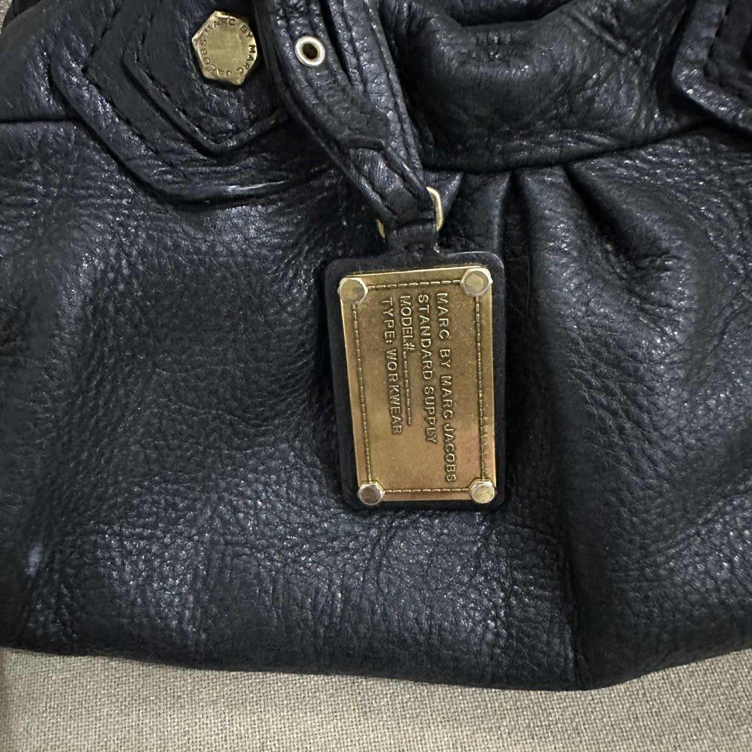 Authentic marc jacobs bag (Category: Luxury Bags & Wallets) located in Iguig. Submitted by love_thaalliah (Listing ID 1373192344, Image 2). Description: Authentic Marc Jacobs Bag. My personal preloved bag but still in very good condition..