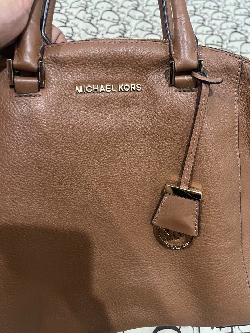 Authentic MK Bag (Category: Shoulder Bags) located in Mandaluyong City. Submitted by harbubot (Listing ID 1373077767, Image 2). Description: Very good used condition. 💯 Original Michael Kors leather bag..
