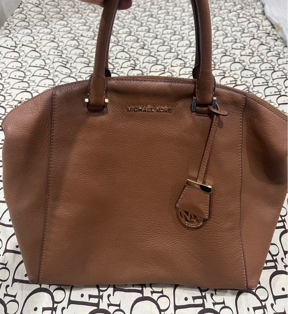 Authentic MK Bag (Category: Shoulder Bags) located in Mandaluyong City. Submitted by harbubot (Listing ID 1373077767, Image 1). Description: Very good used condition. 💯 Original Michael Kors leather bag..