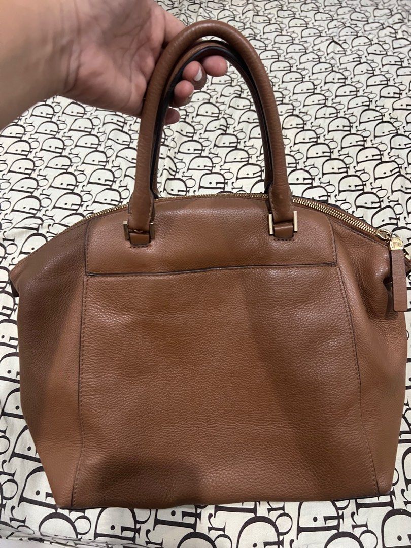 Authentic MK Bag (Category: Shoulder Bags) located in Mandaluyong City. Submitted by harbubot (Listing ID 1373077767, Image 3). Description: Very good used condition. 💯 Original Michael Kors leather bag..