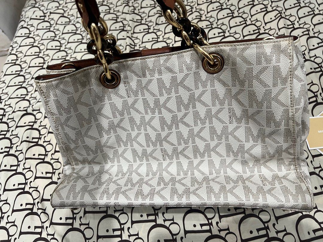 Authentic Monogram MK Bag (Category: Luxury Bags & Wallets) located in Mandaluyong City. Submitted by harbubot (Listing ID 1373078215, Image 3). Description: Very good used condition. No issue.