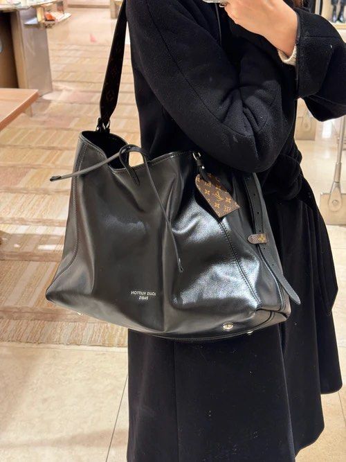 Black carry all (Category: Luxury Bags & Wallets) located in Paranaque City. Submitted by kgmgiftedph20 (Listing ID 1373152572, Image 3). Description: .