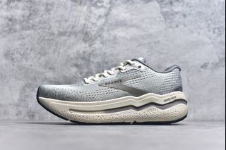 (Category: ) located in . Submitted by Outlet.Sneakers (Listing ID 1373084149, Image 1). Description: .