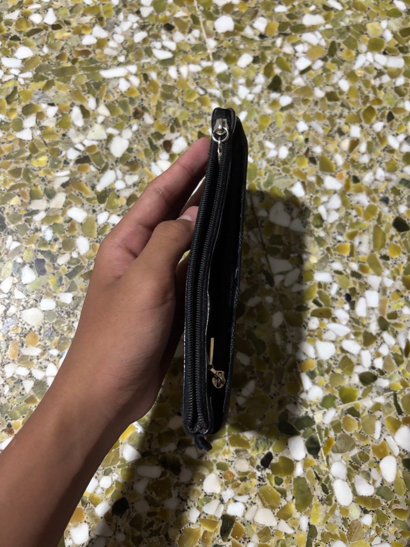 Coach pouch (Category: Bags & Wallets) located in Singapore. Submitted by korekpantat2929 (Listing ID 1373187247, Image 2). Description: Want to sell cause dont use and take up space in my room.