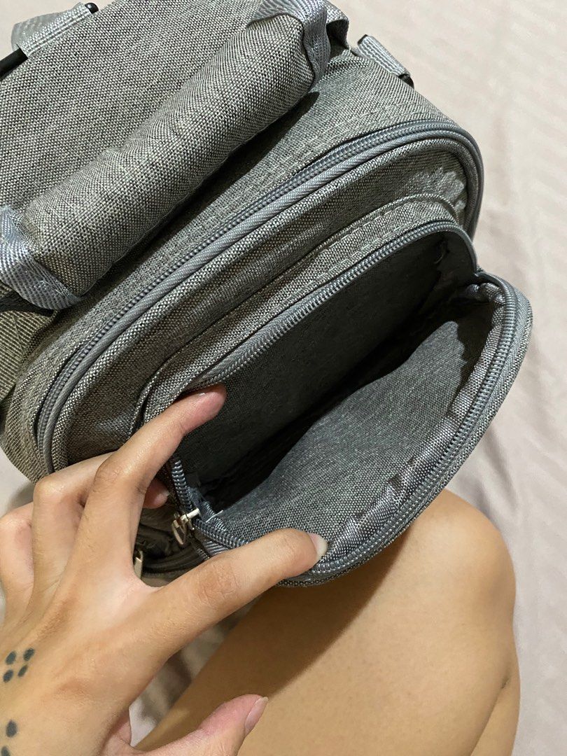 Cooler bag (Category: Breastfeeding & Bottle Feeding) located in Las Pinas. Submitted by janajorelle (Listing ID 1373219366, Image 2). Description: 🍼 Used once for an event 💯 High quality ✅ Front pocket + zipper at the back ✅ Mesh pocket at the top compartment 🆓 Free Ice packs 2pcs RFS: My favorite kasi ang ganda talaga kaso di nagagamit, kasama ko lagi baby ko.