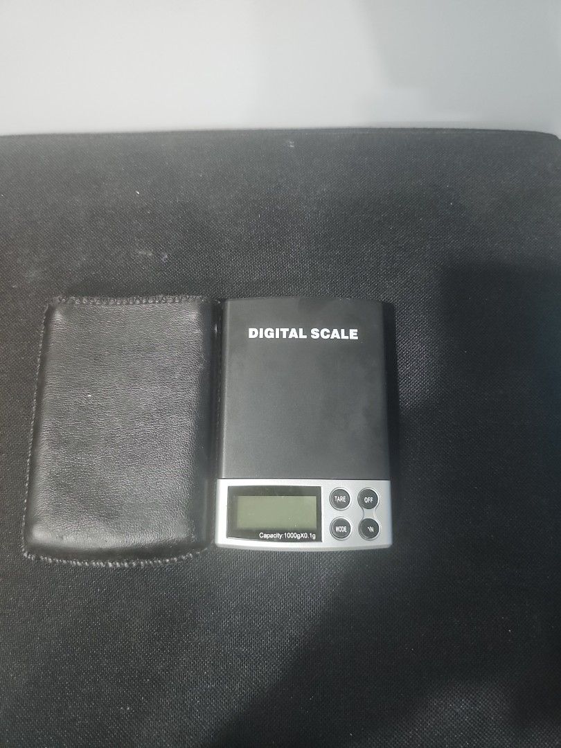 Digital Scale (Category: Other Gadgets) located in Singapore. Submitted by iiiiitems (Listing ID 1373217661, Image 1). Description: .