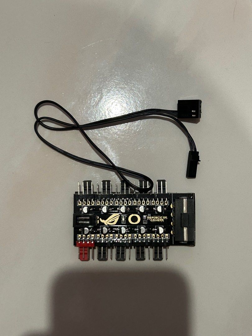 Fan Controller Split (Category: Computer Parts) located in Kuala Lumpur. Submitted by bryanc123 (Listing ID 1373133854, Image 2). Description: Asus ROG Fan controller, fan hub 4pin with speed control on motherboard 10x fans supported.