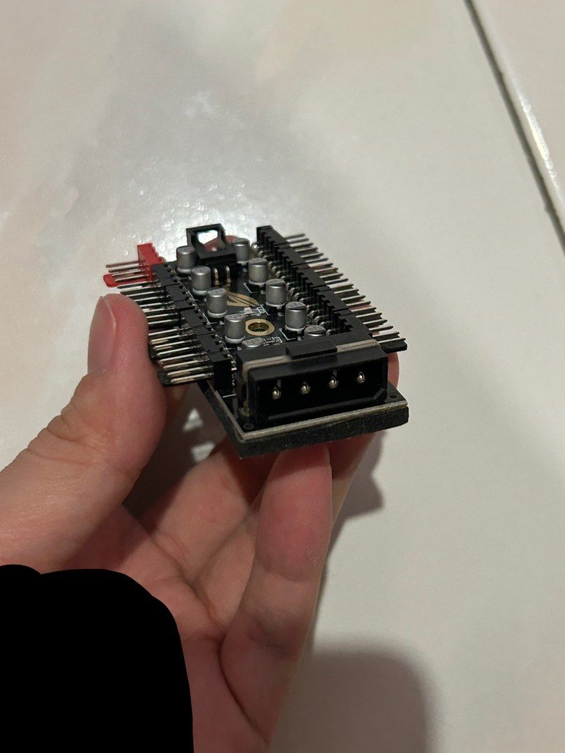 Fan Controller Split (Category: Computer Parts) located in Kuala Lumpur. Submitted by bryanc123 (Listing ID 1373133854, Image 3). Description: Asus ROG Fan controller, fan hub 4pin with speed control on motherboard 10x fans supported.