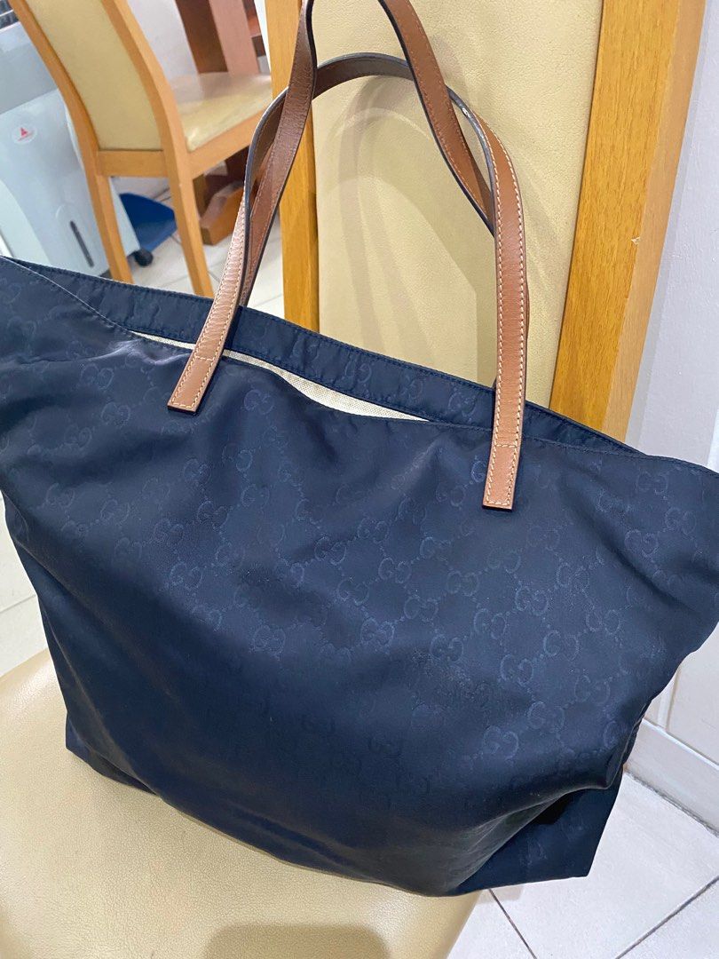 Gucci black nylon tote bag (Category: Luxury Bags & Wallets) located in Butuan. Submitted by natalday (Listing ID 1373097506, Image 3). Description: large size width - 17 inches height - 15 inches.