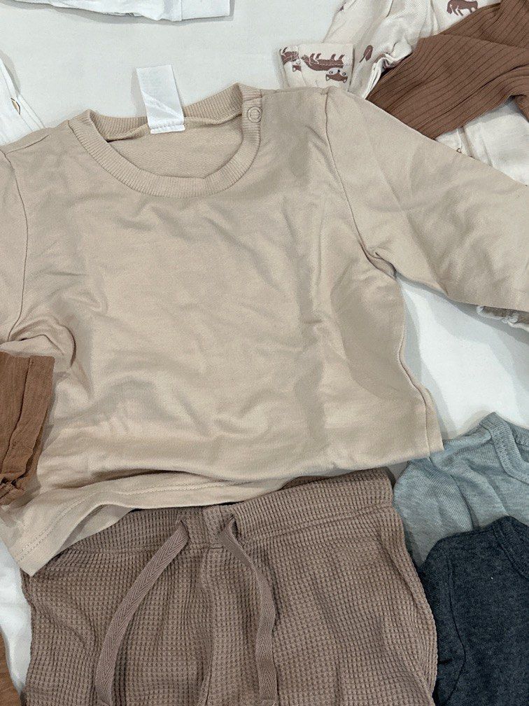 H&M 6-9MO Boy Bundle (Category: Babies & Kids Fashion) located in Singapore. Submitted by projectmnml (Listing ID 1373129901, Image 3). Description: Hot air balloon one is a sleep suit. Selling all as a bundle. Lightly used cos baby outgrown it fast. .