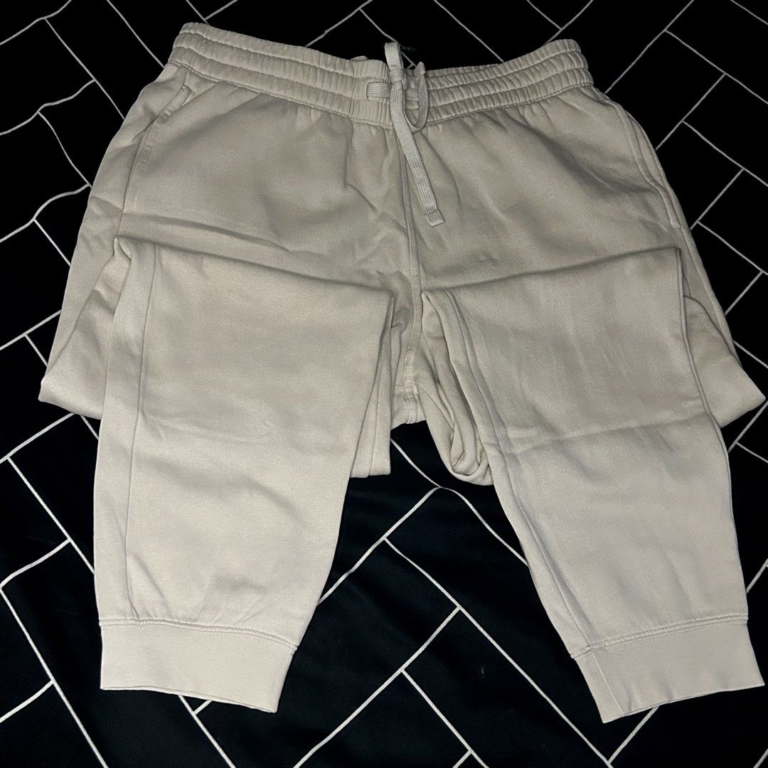 H&M Drawstrings Pants w/ Pullover - Off White (Category: Sets or Coordinates) located in Caloocan City. Submitted by kurldee (Listing ID 1373155127, Image 1). Description: ₱750 as set (see other listing) ⚠️ Condition: 8.5/10 — used few times only and still in great condition Size: fits to M-L RFS: Decluttering my wardrobe .