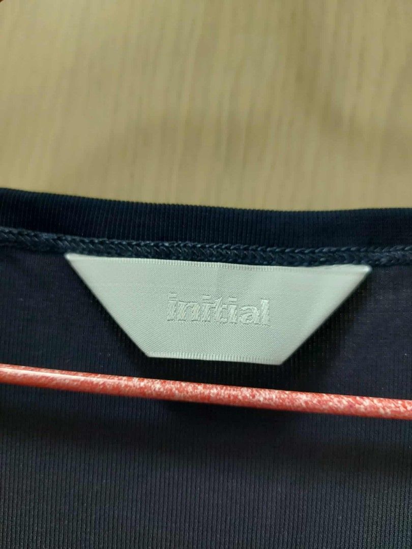 initial sleeveless, 女裝, 上衣, 背心 - Carousell