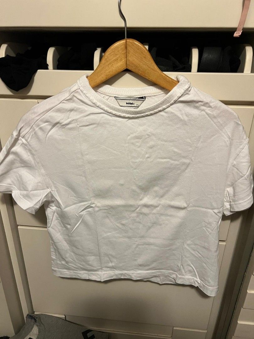 Initial White Top （分類：T-shirt）位於 Hong Kong。 由 non171 提交（商品編號 1373190224，圖片 1）。簡介： size 2。