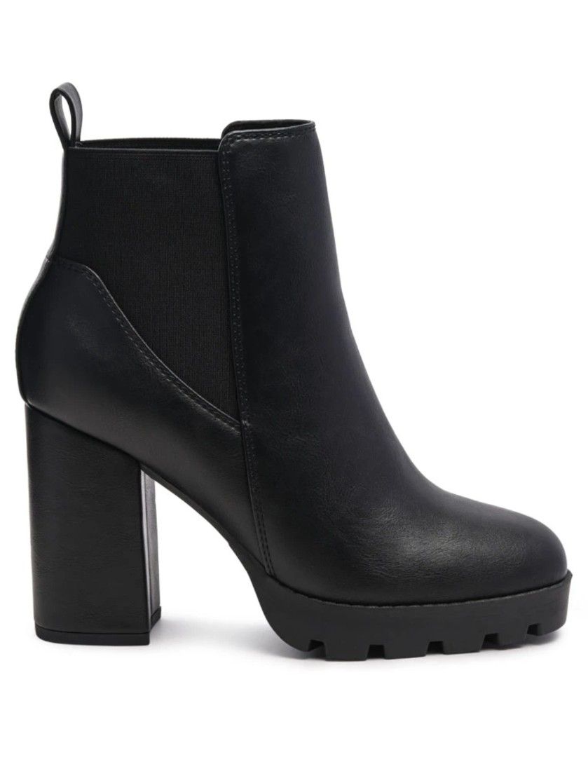 London Rag blocked heel Chelsea boot in black (Category: Boots) located in Kuala Lumpur. Submitted by hodorable (Listing ID 1373079084, Image 2). Description: Almost brand new only worn twice. Got some scuff on right inner side on top part and bottom part towards the heels side. Please refer pic. Letting go cause I don't have occasions for it to be useful. As you can see even the stickers are still there. Letting go at steal price..