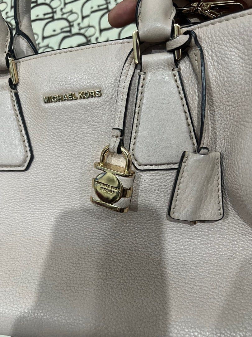 Michael Kors MK Cross body bag (Category: Cross-body Bags) located in Mandaluyong City. Submitted by harbubot (Listing ID 1373104076, Image 3). Description: Authentic MK Cross bosy bag .