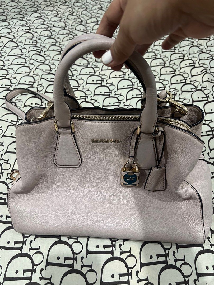 Michael Kors MK Cross body bag (Category: Cross-body Bags) located in Mandaluyong City. Submitted by harbubot (Listing ID 1373104076, Image 1). Description: Authentic MK Cross bosy bag .