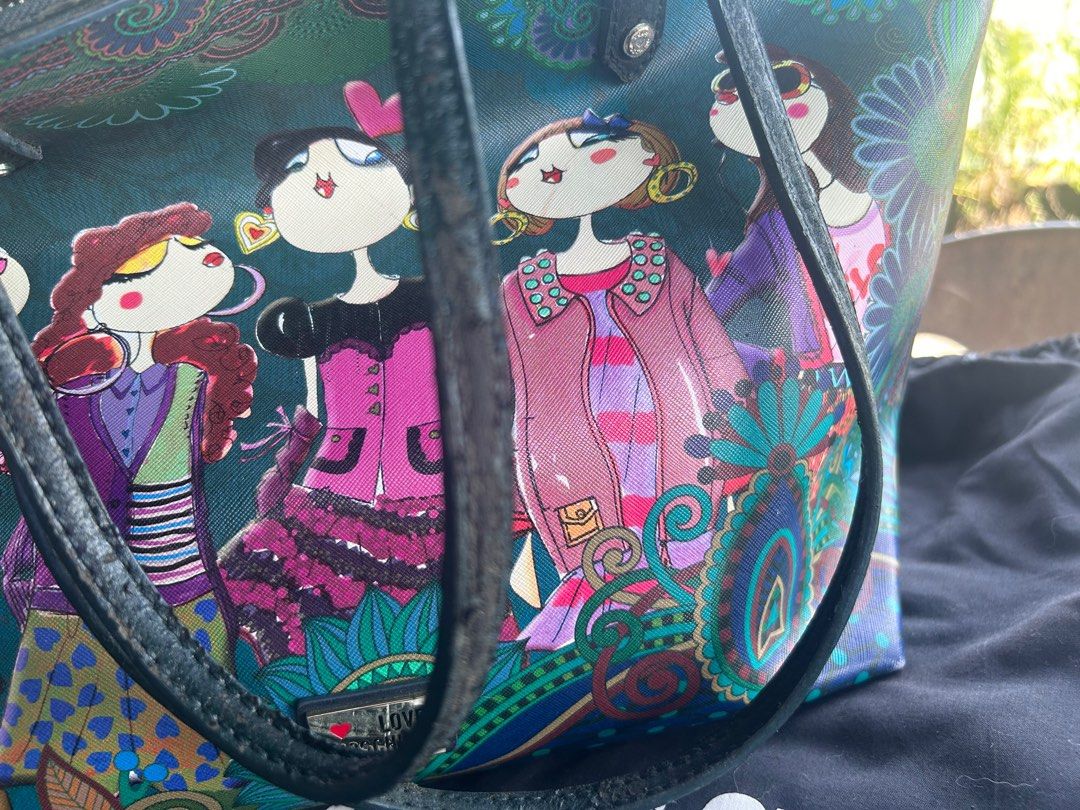 moschino tote bag (Category: Luxury Bags & Wallets) located in Malabon City. Submitted by everythinggoeson (Listing ID 1373182016, Image 3). Description: leather rubs very spacious preloved.